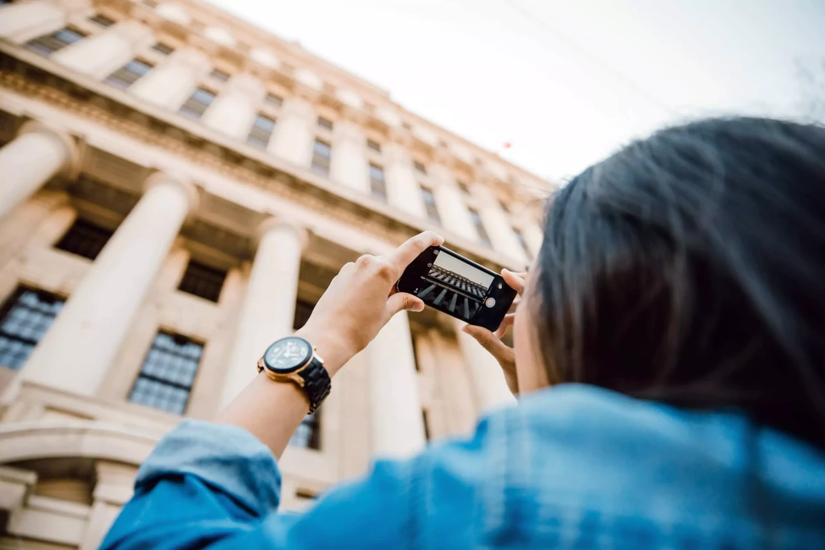 Turista fotografiando un edificio